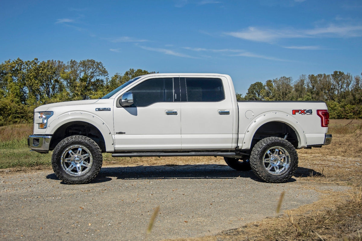 Oval Nerf Step | Crew Cab | Black | Ford F-150/Lightning/F-250/F-350/Raptor (15-26)